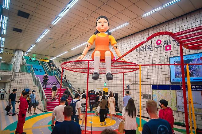 이태원역에 설치됐던 넷플릭스 오징어게임 체험 세트장 ‘오겜월드’. (사진=넷플릭스)