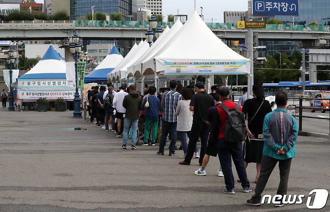 25일 서울 서울역광장에 마련된 중구 선별검사소에서 시민들이 코로나19 검사를 받기위해 줄을 서서 기다리고 있다. /뉴스1 © News1 박세연 기자