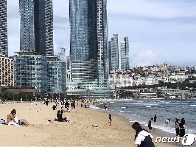 25일 오후 부산 해운대해수욕장에 나들이객들이 몰리면서 다소 활기찬 분위기를 보이고 있다.2021.9.25/© 뉴스1 백창훈 기자