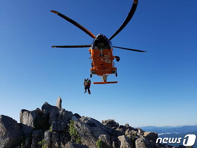 강원소방 산악사고 구조 모습.(강원도소방본부 제공) 2021.9.25/뉴스1