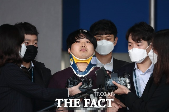 경찰이 아동·청소년 대상 디지털 성범죄에 한해 신분을 숨기거나 위장해 수사할 수 있게 됐다. 사진은 지난해 3월 검찰에 송치되는 텔레그램 n번방 핵심인물 조주빈. /더팩트DB