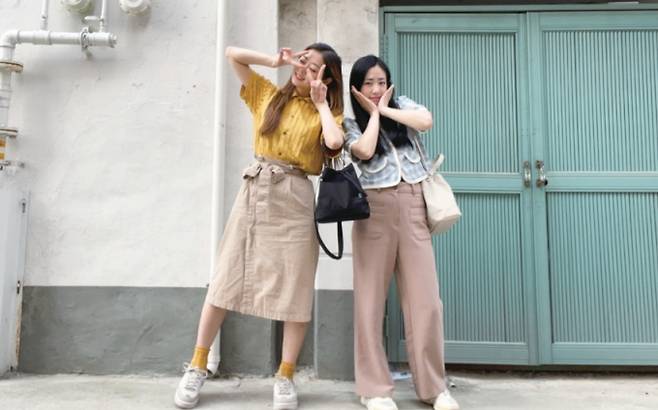 지속 가능한 패션이 목표인 쏘왓은 화려한 패션 업계 이면의 환경파괴에 이의를 제기하는 두 디자이너, 채연서 대표(왼쪽)와 소설희 대표가 뭉쳐 탄생했다. 쏘왓 제공