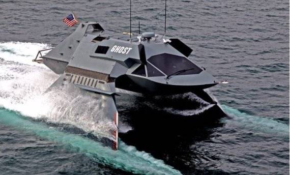 ‘고스트(Ghost)’ 수상정. 배의 본체를 띄우는 두개의 지지대는 SWATH(Small Waterplane-Area Twin-Hull)​라는 22개의 컴퓨터로 컨트롤되는 장치에 의해 균형을 유지한다. 출력은 아파치헬기와 블랙호크 헬기에 사용되는 GE-T700 터보샤프트(General Electric T700 turboshaft​) 엔진을 탑재했다. 분해하면 C-17 수송기에 탑재가 가능하며 대수상전(anti-surface warfare : ASuW​)·대잠전(anti-submarine warfare : ASW)·대기뢰전(mine countermeasures : MCM​)에 투입이 가능하다. 자료=내셔널 인터레스트(national interest)
