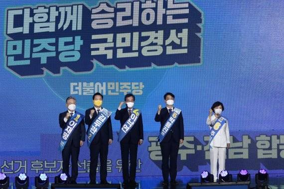 더불어민주당 대선 예비후보들이 25일 광주 서구 김대중컨벤션센터에서 열린 더불어민주당 대선 후보 선출을 위한 광주·전남 합동연설회에서 기념촬영을 하고 있다. 왼쪽부터 이재명, 김두관, 이낙연, 박용진, 추미애 후보. 2021.9.25/뉴스1