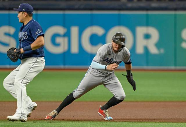 탬파베이 최지만(왼쪽)이 25일 미국 플로리다주 세인트피터즈버그 트로피카나필드에서 열린 미국프로야구 메이저리그(MLB) 마이애미 말린스와 홈 경기에서 1루수로 선발 출전해 수비하고 있다. AP 연합뉴스