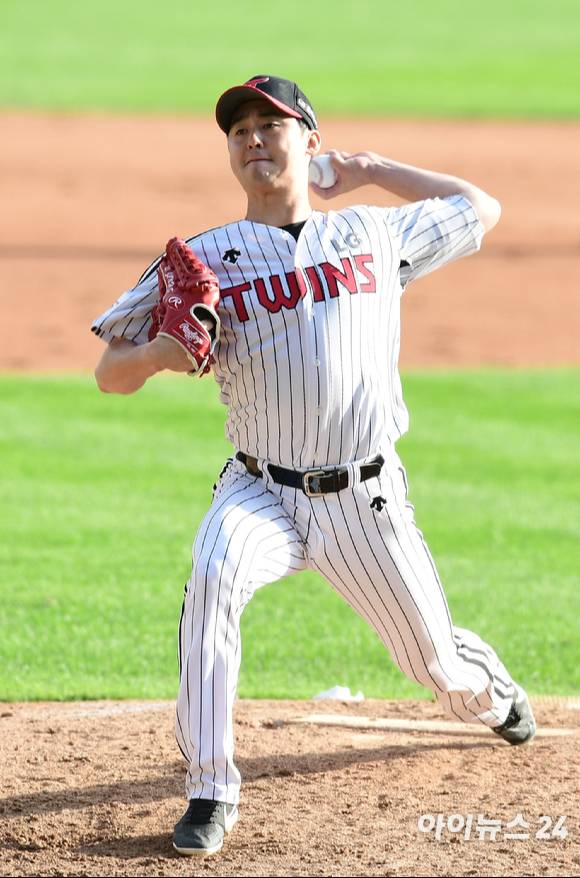 LG 트윈스 마운드에서 좌타자 스페셜 리스트이자 핵심 중간 계투 자원으로 자리잡고 있는 진해수가 KBO리그 역대 13번째로 투수 700경기 출장을 앞두고 있다. [사진=정소희 기자]