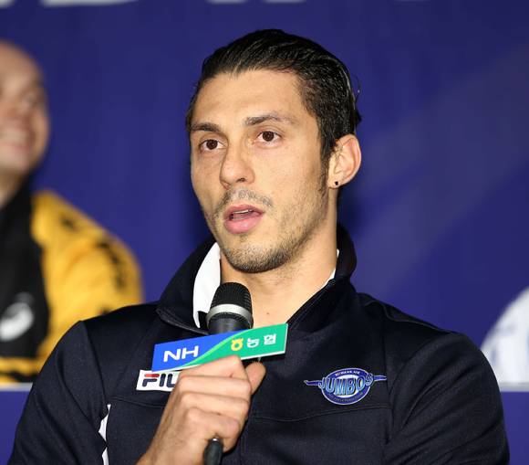 대한항공과 KB손해보험 유니폼을 입어 국내 배구팬에게도 익숙한 베테랑 라이트 공격수 마이클 산체스(쿠바)는 2021-22시즌 브라질리그에서 뛴다. 그는 2019-20시즌을 앞두고 부상을 당해 KB손해보험을 떠난 뒤 지난 두 시즌 동안 소속팀이 없었다. [사진=발리볼코리아닷컴]