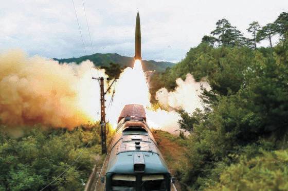 북한이 지난 15일 철도기동미사일연대 검열사격 훈련을 진행했다고 노동당 기관지 노동신문이 보도했다.뉴스1