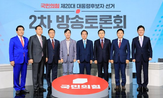 국민의힘 대선 예비후보들이 지난 23일 오후 서울 강서구 ASSA 스튜디오에서 열린 국민의힘 제20대 대통령후보자 선거 제2차 방송토론회에 앞서 기념촬영을 하고 있다. 왼쪽부터 안상수, 윤석열, 최재형, 하태경, 홍준표, 황교안, 원희룡, 유승민 후보. [국회사진기자단]