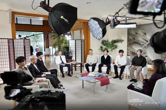 문재인 대통령과 그룹 BTS(방탄소년단)이 21일(현지시각) 미국 뉴욕 주유엔대표부에서 ABC 방송과의 인터뷰를 준비하고 있다. 청와대 페이스북. 뉴스1