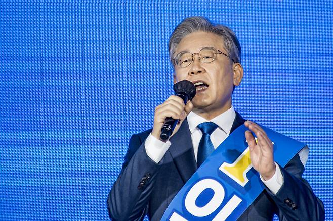 더불어민주당 이재명 대선 경선 후보가 25일 오후 광주 서구 김대중컨벤션센터 1층 다목적홀에서 열린 광주·전남 지역경선 합동연설회에서 정견발표하고 있다. /사진공동취재