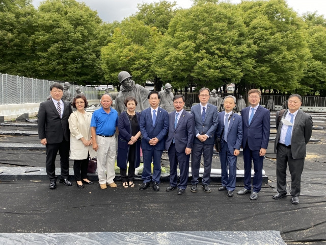 이 목사를 비롯한 여의도순복음교회 관계자들이 지난 21일 미 워싱턴D.C. 한국전 참전용사 기념공원을 방문해 기념사진을 찍고 있다. 여의도순복음교회 제공