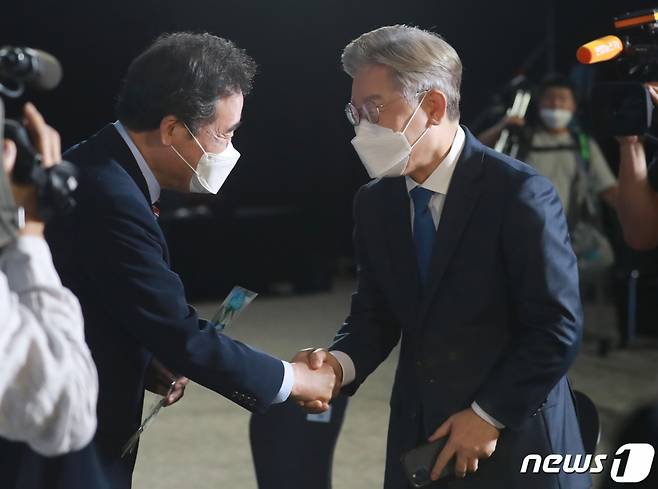 (광주=뉴스1) 구윤성 기자 = 더불어민주당 이재명, 이낙연 대선 예비후보가 25일 광주 서구 김대중컨벤션센터에서 열린 더불어민주당 대선 후보 선출을 위한 광주·전남 합동연설회에서 만나 인사 나누고 있다. 2021.9.25/뉴스1