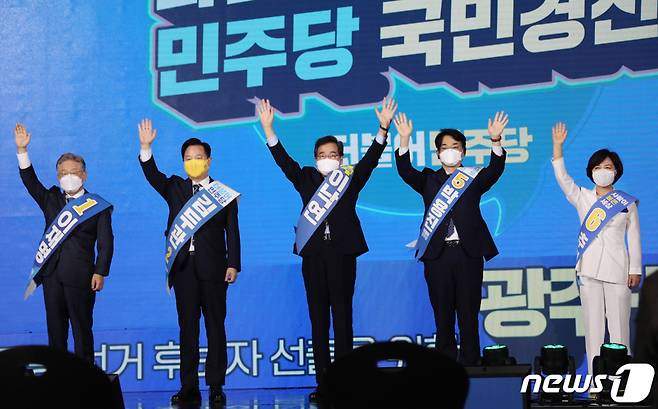 (광주=뉴스1) 박준배 기자 = 더불어민주당 대선 경선 후보들이 25일 광주 김대중컨벤션센터에서 열린  '광주전남 합동연설회'에 참석해 정견발표 전 손을 흔들며 포토타임을 갖고 있다.2021.9.25/뉴스1