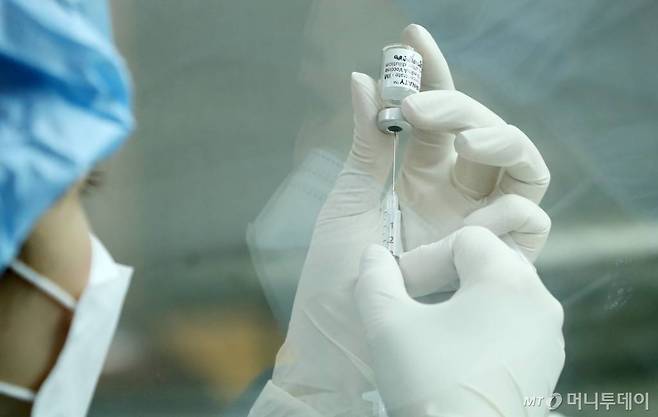 서울 서대문구청에 마련된 예방접종센터에서 관계자가 백신을 준비하고 있다. /사진=김휘선 기자 hwijpg@