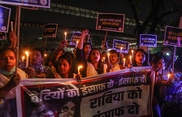 인도 뉴델리에서 성폭행 후 살해된 20대 여성을 추모하며 항의 집회에 참석한 여성들. 사진은 기사 내용과 직접적인 관련 없음. [게티이미지]