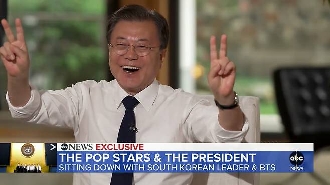 유엔 총회에 참석한 문재인 대통령과 방탄소년단(BTS)이 미국 방송 프로그램에 공동 출연해 댄스 동작을 함께하고 기후변화와 신종코로나바이러스 감염증(코로나19)에 대한 메시지를 던졌다. [연합]