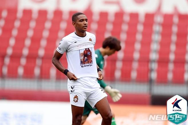 [서울=뉴시스] 경남FC 에르난데스가 페널티킥 결승골을 터트린 뒤 세리머니를 하고 있다. (사진=프로축구연맹 제공)