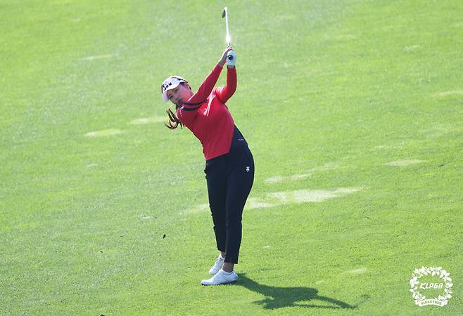 [서울=뉴시스] 24일 경기도 안산 대부도 아일랜드CC에서 열린 엘크루-TV조선 프로 셀러브리티 1라운드 1번홀에서 성유진이 아이언샷을 하고 있다. (사진=KLPGA 제공) 2021.09.24. photo@newsis.com *재판매 및 DB 금지