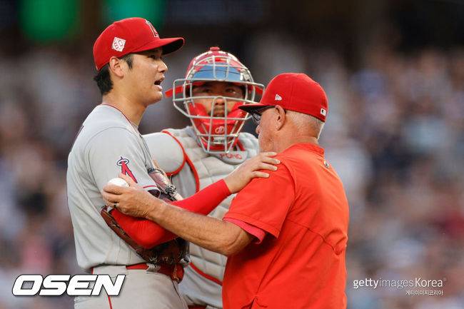 [사진] LA 에인절스 오타니 쇼헤이(왼쪽)와 이야기하는 조 매든 감독. 2021.07.01 ⓒGettyimages(무단전재 및 재배포 금지)