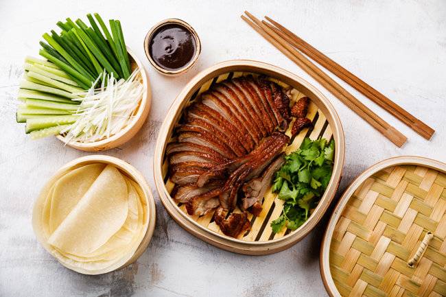 얇게 부친 밀전병 위에 베이징 덕을 얹고 대파, 오이 등을 곁들이면 여러 재료가 어우러져 재미나면서도 깊은 맛이 난다. [GettyImage]