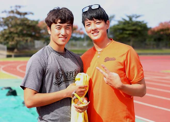 ▲ 2016년 11월 마무리캠프에서 포즈를 취하고 있는 롯데 박선우(당시 이름은 박종무)와 김원중. ⓒ롯데 자이언츠