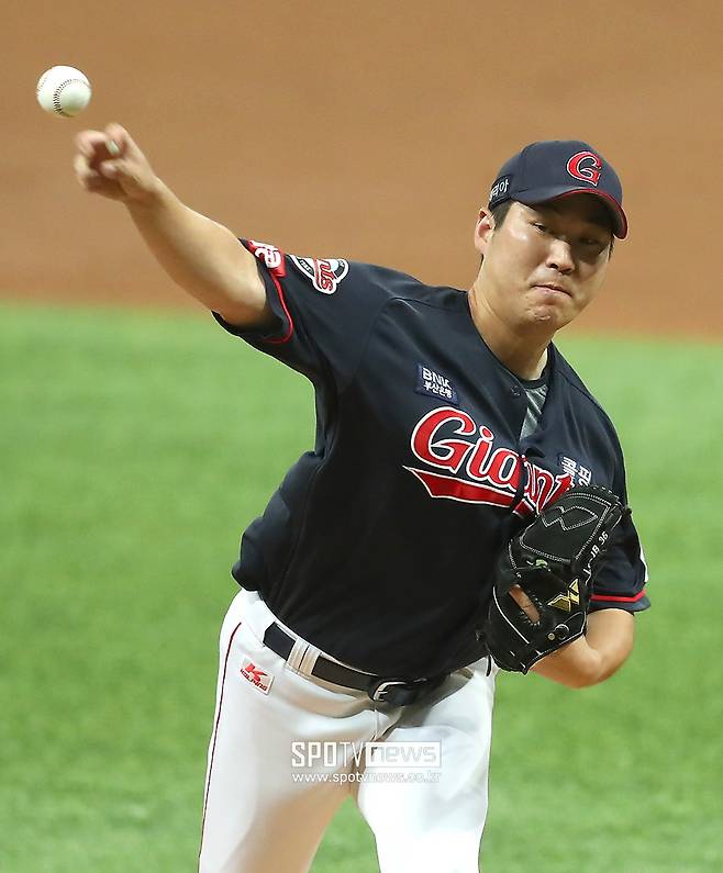 ▲ 롯데 우완투수 이인복이 25일 고척 키움전에서 역투하고 있다. 이인복은 이날 6이닝 6실점을 기록하고 올 시즌 첫 번째 승리를 챙겼다. ⓒ고척돔, 곽혜미 기자