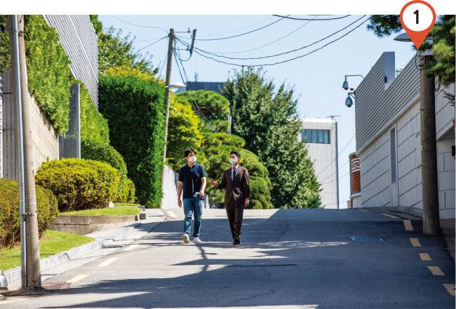 9월 15일 김제경 투미부동산컨설팅 소장(오른쪽)과 기자가 서울 용산구 한남동 · 이태원동 일대 고급 단독주택가를 둘러보고 있다. [조영철 기자]