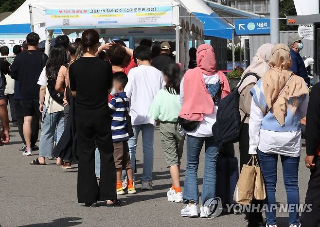 코로나 검사 기다리는 히잡 쓴 외국인들 [연합뉴스 자료사진]