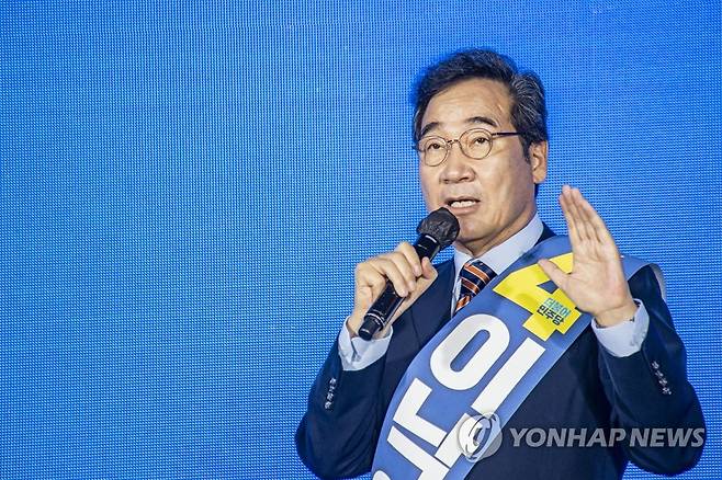 이낙연 후보 정견발표 (광주=연합뉴스) 박철홍 기자 = 더불어민주당 이낙연 대선 경선 후보가 25일 오후 광주 서구 김대중컨벤션센터 1층 다목적홀에서 열린 광주·전남 지역경선 합동연설회에서 정견발표하고 있다. 2021.9.25 [공동취재] pch80@yna.co.kr