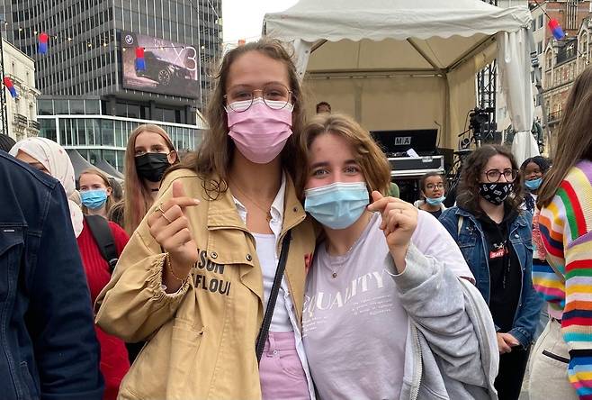 (브뤼셀=연합뉴스) 김정은 특파원 = 24일(현지시간) 벨기에의 수도 브뤼셀 시내 브루케르 광장에서 열린 '한국문화의 날' 축제의 일환인 '케이팝 월드 페스티벌: 벨기에'를 보러온 K팝 팬 샤를린(오른쪽)과 친구가 사진 촬영을 위해 포즈를 취하고 있다. 2021.9.24. kje@yna.co.kr