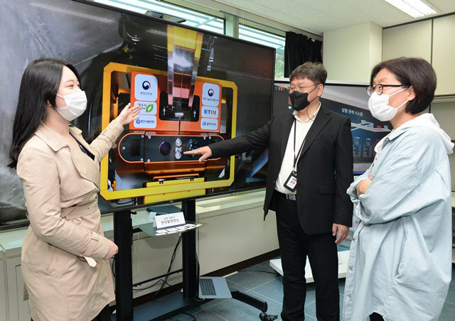 ETRI 관계자가 디지털 트윈 기반 지하 인프라 전주기 관리 기술에 대해 설명하고 있다.(사진=ETRI)