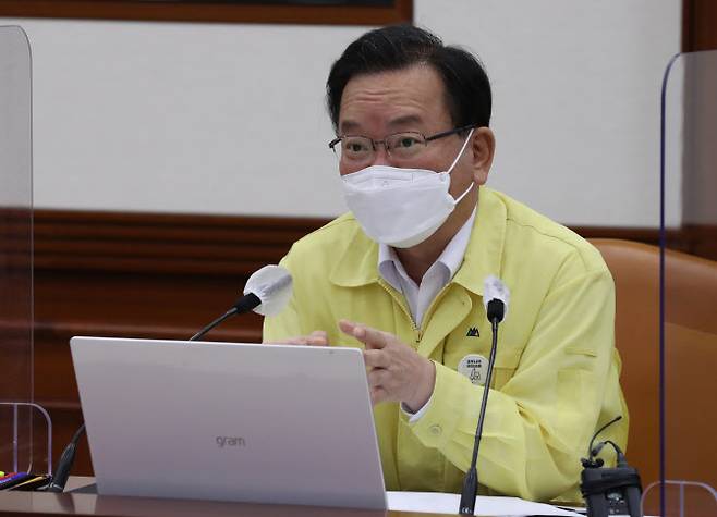 김부겸 국무총리가 26일 오후 정부서울청사에서 열린 코로나19 대응 중앙재난안전대책본부 회의에서 참석자들과 대화하고 있다. (사진 = 연합뉴스)