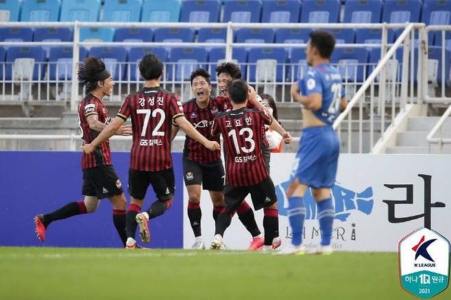 FC서울 나상호가 페널티킥을 성공시킨 뒤 동료들과 함께 기뻐하고 있다. 사진=프로축구연맹