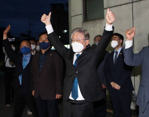 더불어민주당 대선주자인 이재명 경기지사가 26일 전북 완주군 우석대학교 체육관에서 열린 더불어민주당 대선 후보 선출을 위한  전북 합동연설회에서  환호하고 있다.(사진=연합뉴스)