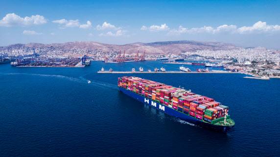 HMM은 유럽 노선에 투입 중인 1만 6000TEU급 컨테이너선 ‘HMM 누리호’가 최근 그리스 피레우스항에 첫 기항했다고 밝혔다. (사진=HMM)