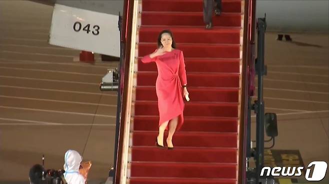 25일 선전 바오안 공항에 도착한 비행기 트랩에서 내려오고 있는 멍완저우. © 로이터=뉴스1 © News1 박형기 기자