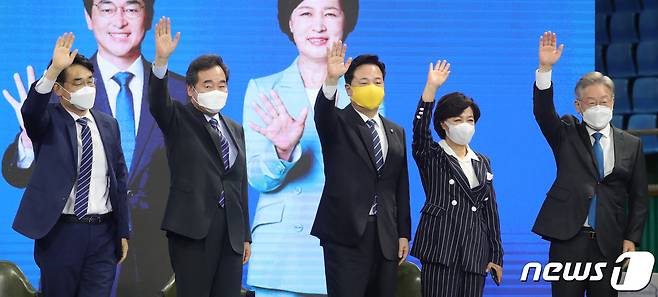 26일 전북 완주군 우석대학교에서 열린 더불어민주당 대선 후보 선출을 위한 전북 합동연설회에서 후보자들이 전북지역 경선을 마치고 손을 흔들며 인사를 하고 있다. 왼쪽부터 박용진, 이낙연, 김두관, 추미애, 이재명 후보. 2021.9.26/뉴스1 © News1 유경석 기자