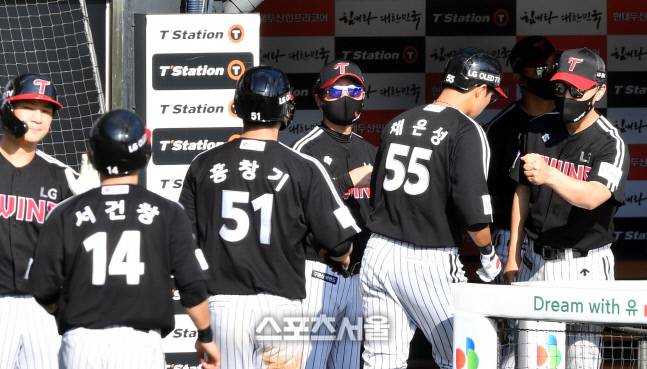 LG 류지현 감독이 지난 12일 잠실 두산전에서 채은성의 3점 홈런을 축하하고 있다. 잠실 | 강영조기자 kanjo@sportsseoul.com