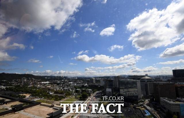 주말 동안 내린 비가 그치고 맑은 하늘을 되찾은 지난 8일 오전 서울 종로구 정부서울청사에서 바라본 도심에 파란하늘과 구름이 어우러져 있다./임영무 기자