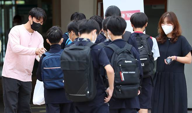 지난 8월 17일 오전 2학기 개학을 맞은 세종시의 한 중학교에서 등교하는 학생들이 손소독을 하고 있다. /뉴시스