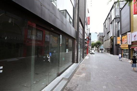 코로나19 확진자가 82일 째 네 자릿수를 기록하면서 위드코로나로의 전환에 대한 사회적 갑론을박도 치열해졌다. 서울 명동거리 곳곳에 임대문구가 붙은 문 닫은 가게가 눈에 띈다. 사진=서동일 기자