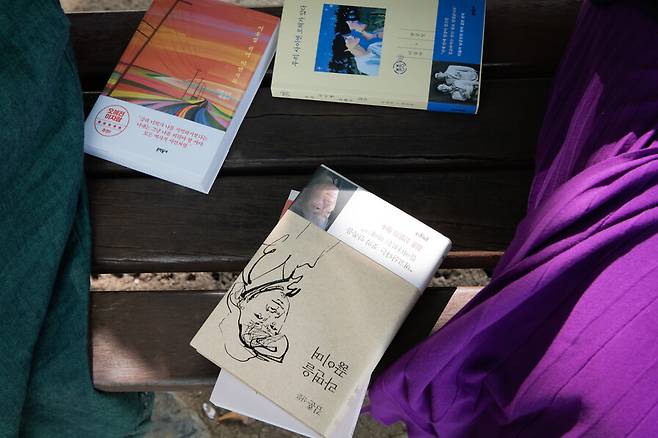 이연실 편집자는 자신이 만든 모든 책이 소중하지만, 그 가운데서도 <라면을 끓이며>(김훈) 등을 특별히 아끼는 책으로 꼽았다. 사진 이승원 작가