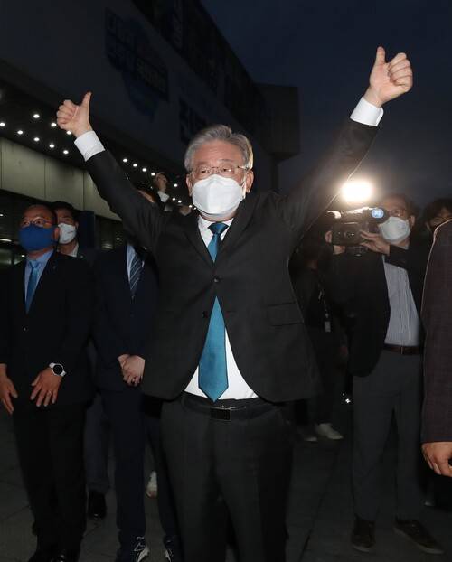 이재명 경기지사가 26일 오후 전북 완주군 우석대학교에서 열린 전북 순회 경선 결과 발표 뒤 행사장을 나서며 지지자들에게 인사하고 있다. 완주/강창광 선임기자
