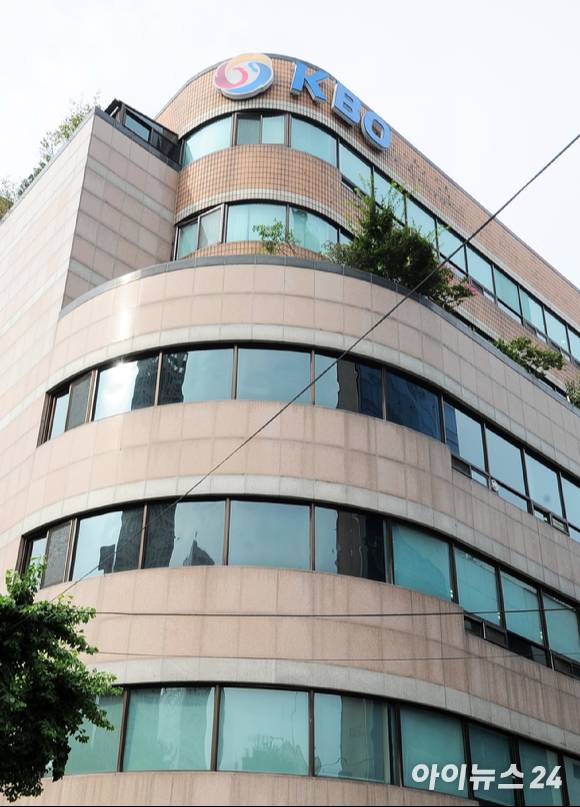 KBO는 26일 KBO 기록위원 1명이 신종 코로나바이러스 감염증(코로나19) 양성 판정을 받았다고 밝혔다. 사진은 KBO 사무국이 자리한 야구회관 전경이다. [사진=아이뉴스24 포토 DB]
