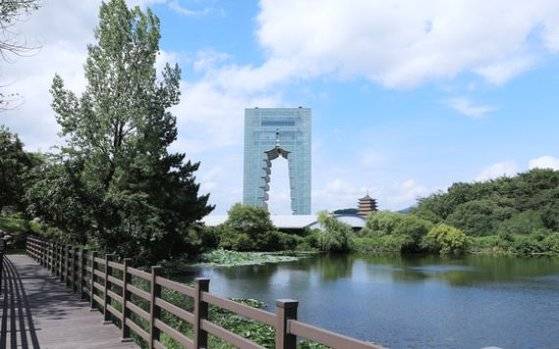 경주엑스포대공원 아평지 산책로 넘어로 보이는 경주타워와 중도타워. [사진 경주엑스포대공원 제공]