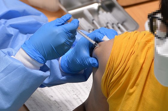 대전 중구 예방접종센터에서 의료진이 시민들에게 화이자 백신을 신중히 접종하고 있다. 프리랜서 김성태