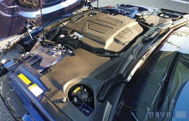 재규어 F타입 R 컨버터블의 5000cc V8 엔진. 사진=오세성 한경닷컴 기자