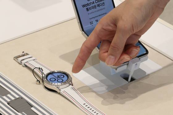 A Galaxy Watch 4 Thom Browne edition is on display at the Digital Plaza in Mapo District in western Seoul on Sunday. Samsung Electronics will sell a limited edition of the Galaxy Watch 4 collaboration with American fashion brand Thom Browne for the price of 950,000 won ($806). Anyone interested can apply on Samsung Electronics webpage from 9 a.m. on Sept 29 to 6 p.m. Winners will be announced on Sept. 30. [NEWS1]