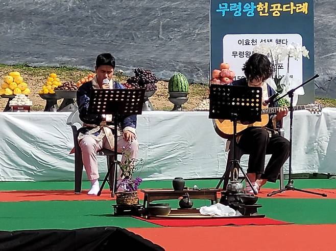 '가신님을 그리며' 등으로 음성 공양하는 김주영 가수 등 모습.